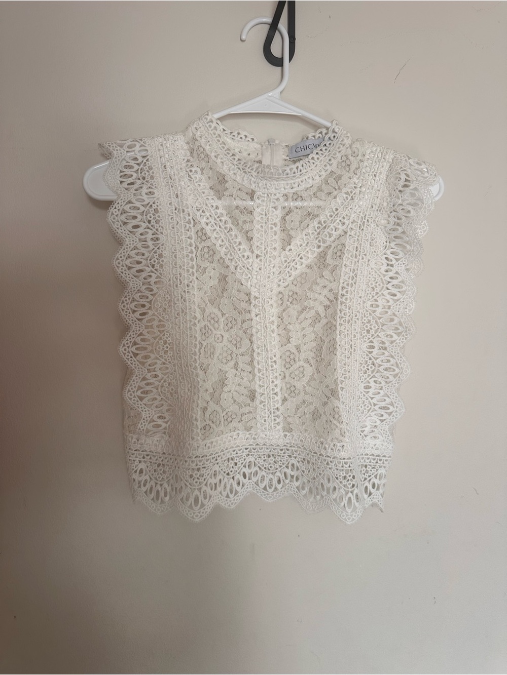 Chicwish White Lace High-Neck Sleeveless blouse, XS